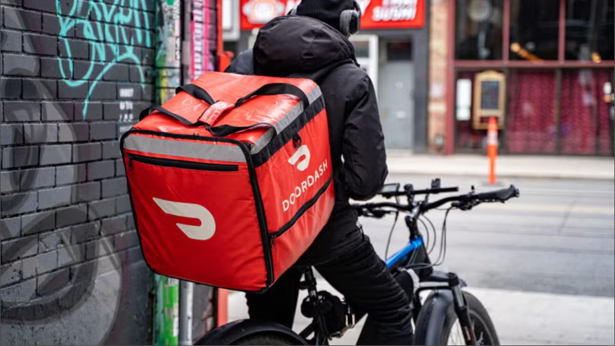 Treinadores de robôs. Os entregadores do DoorDash poderão ganhar dinheiro extra usando inteligência artificial sem sair de casa