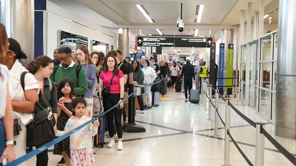 Trump envia agentes de imigração para aeroportos e visa democratas em meio à crise doméstica