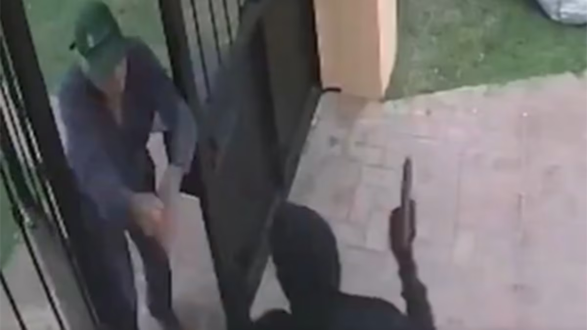 Um ataque brutal a um aposentado quando ele entrou em sua casa em Villa Elisa