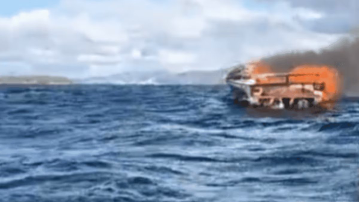 Um barco pegou fogo em Nahuel Huapi e seu ocupante teve que nadar para salvar a vida.