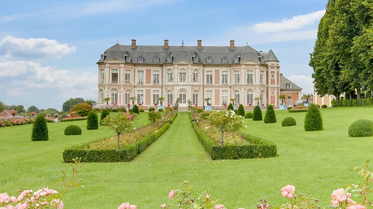 Um castelo do século 18 capturado durante a Segunda Guerra Mundial está à venda