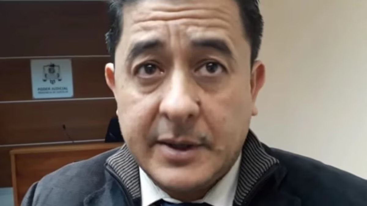 Um funcionário judicial foi preso por agredir sexualmente a filha adolescente do subordinado do agressor.