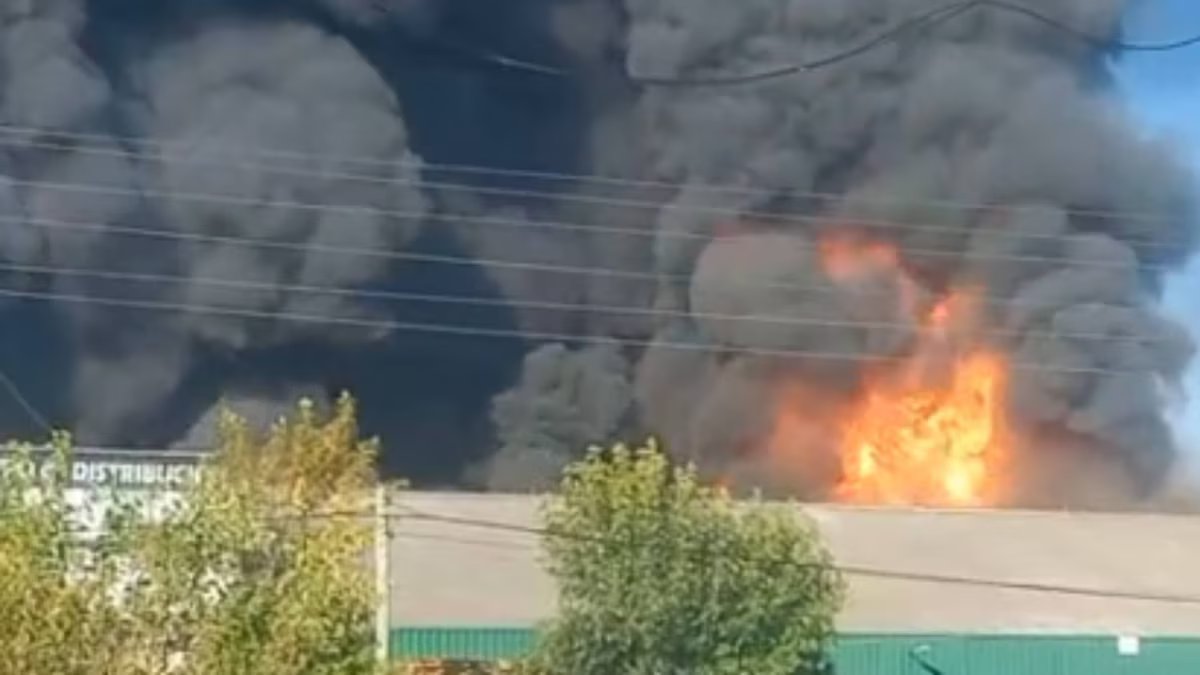 Um grande incêndio no armazém de tintas do Moreno. 25 bombeiros estão trabalhando