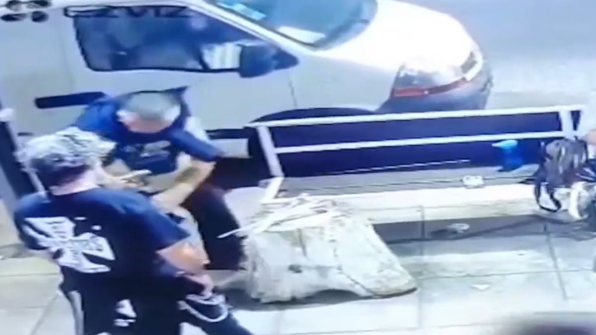 Um tiro foi disparado da sacola e o vendedor de flores ficou gravemente ferido