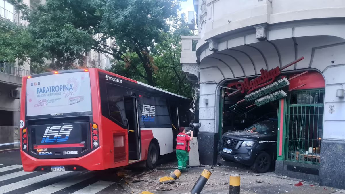 Uma forte colisão entre um ônibus e uma viatura que ultrapassou o sinal vermelho. eles apareceram na pizzaria.
