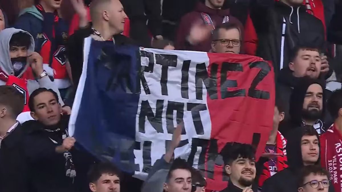 Vaias, assobios e bandeira especial contra Dibou durante a visita do Aston Villa ao Lille