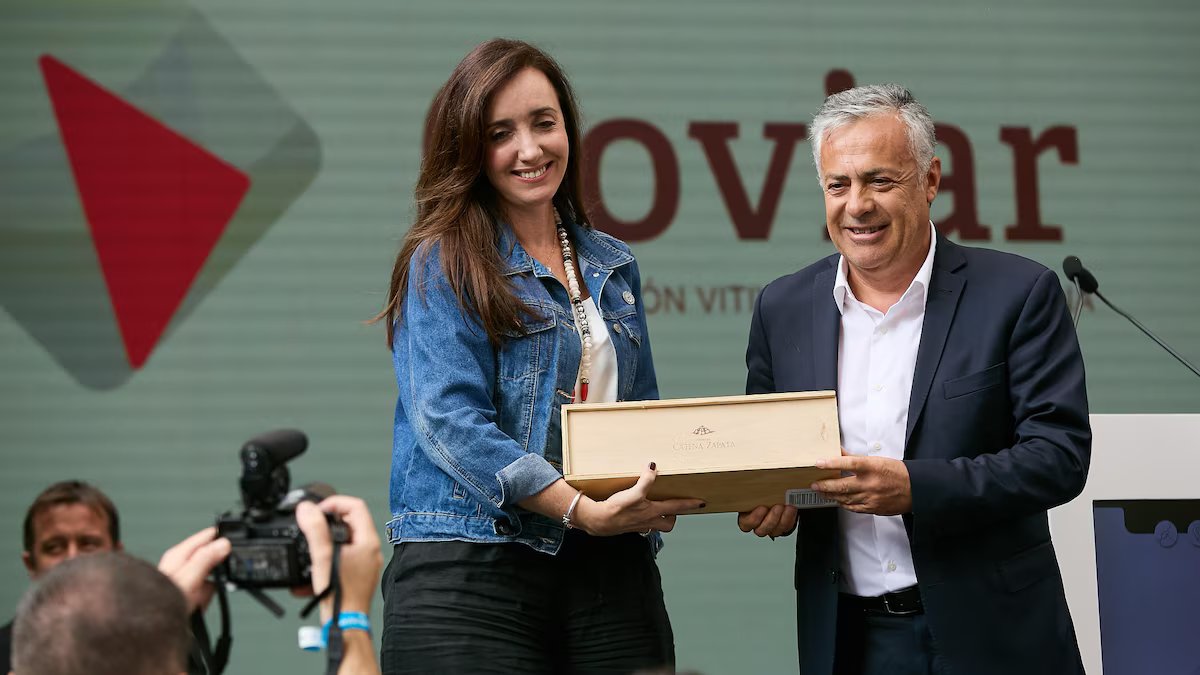 Villaruel chama a atenção durante a Festa da Colheita em Mendoza