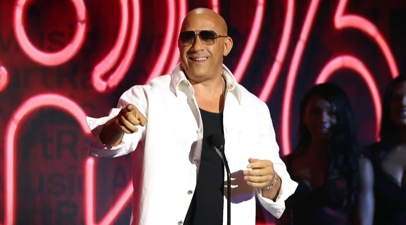 Vin Diesel tem problemas com teleprompter no iHeartRadio Awards e recebe ajuda de Taylor Swift (vídeo) | 2026 iHeartRadio Music Awards, iHeartRadio Music Awards, Ludacris, Vin Diesel | Notícias e fofocas sobre celebridades | Entretenimento, fotos e vídeos