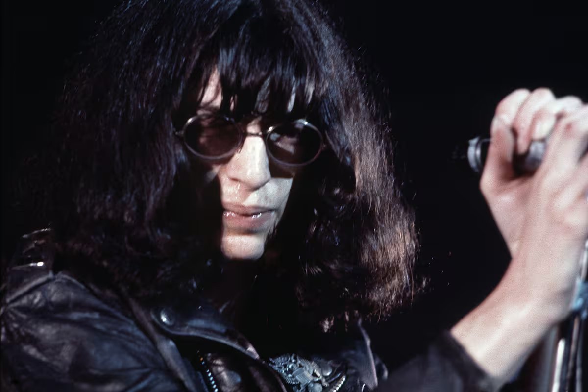 25 anos após a morte de Joey Ramone. os médicos o declararam “incapaz de funcionar em sociedade”, mas a música o salvou;