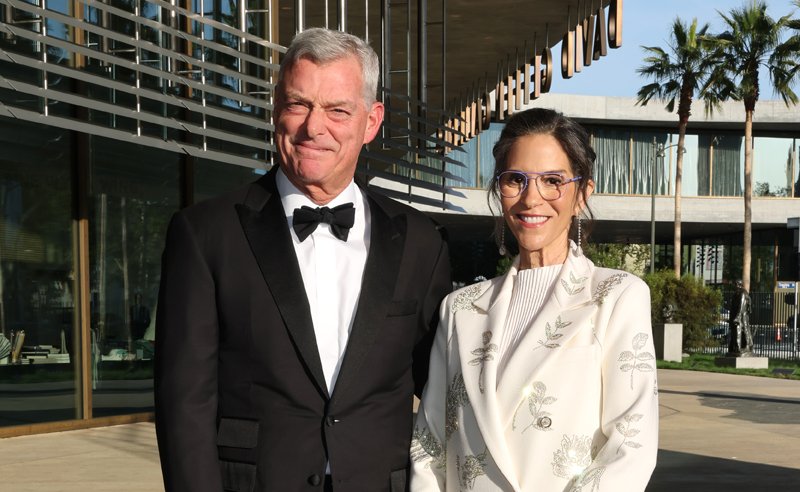 A atriz de ‘The Lost Boys’ Jami Gertz faz rara aparição com marido bilionário, anos depois de deixar os holofotes | Antony Ressler, Jami Gertz | Notícias e fofocas sobre celebridades | Entretenimento, fotos e vídeos