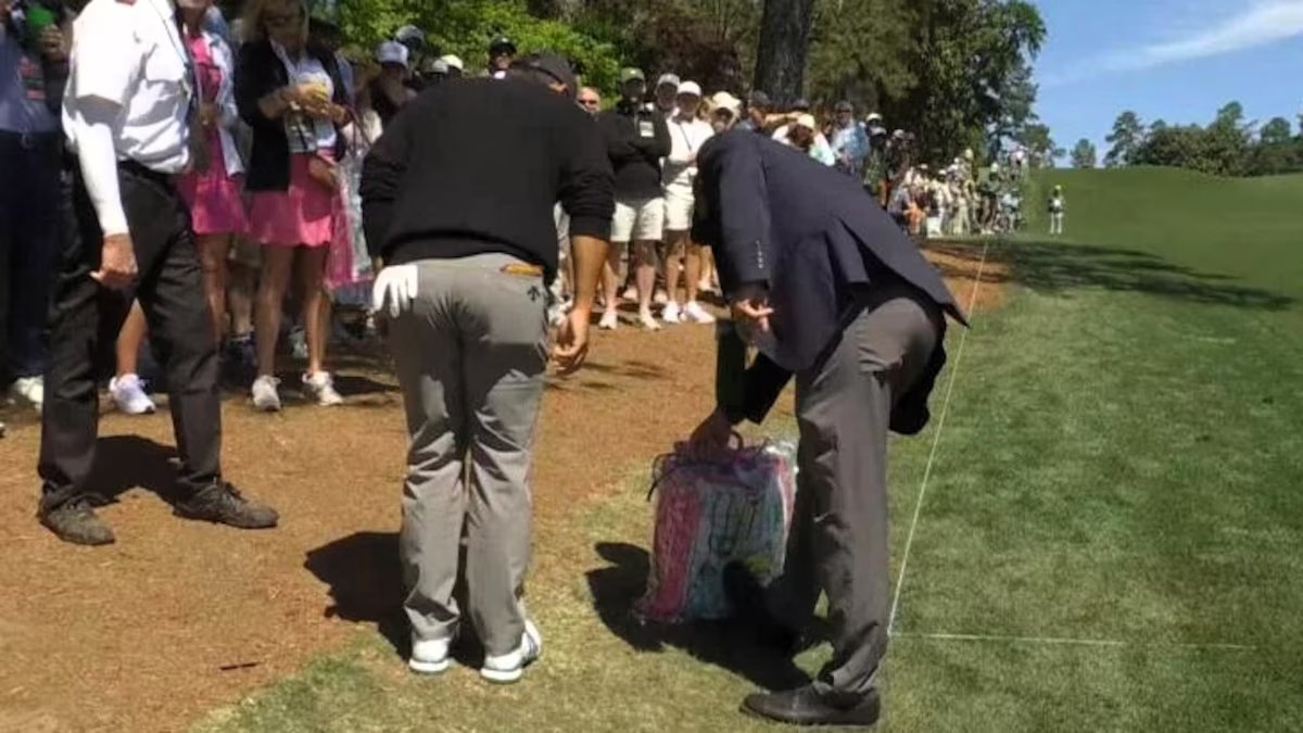 A capa do jogador apareceu na sacola de compras do espectador. o que diz a regra