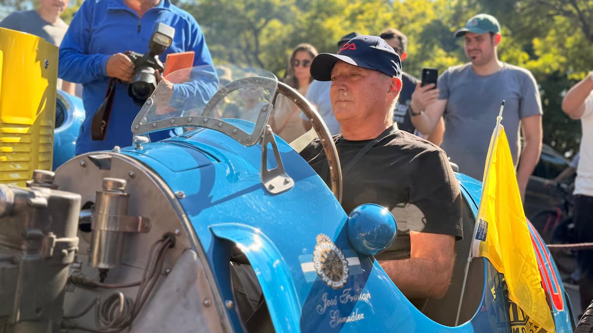 A cidade sediou uma corrida de carros clássicos e o sobrinho de Juan Manuel Fangio dirigiu a icônica Ferrari.