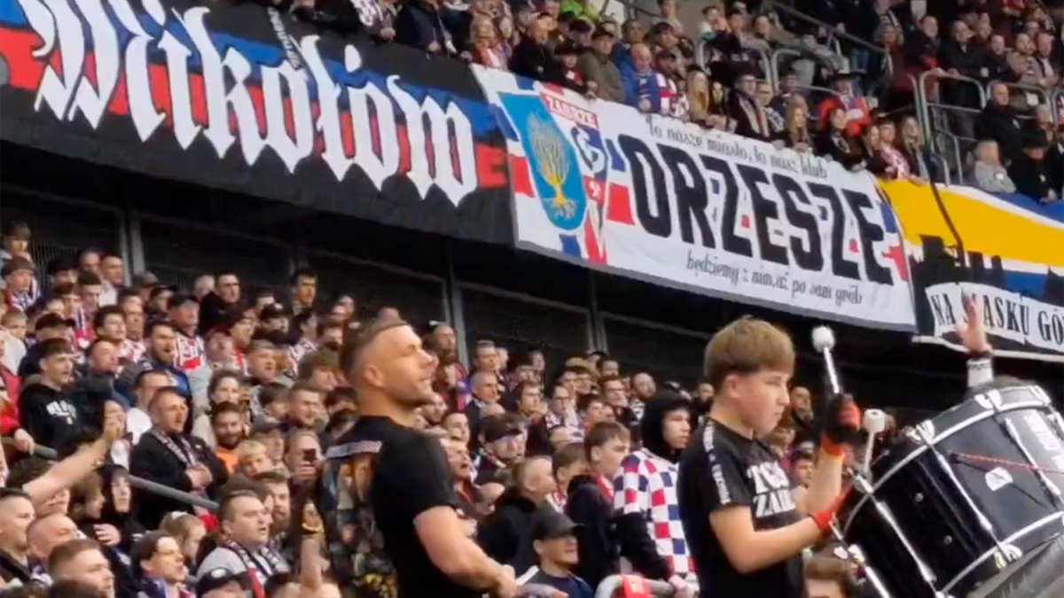 A estrela do futebol europeu tornou-se líder de torcedores na Polônia enquanto cumpria três suspensões