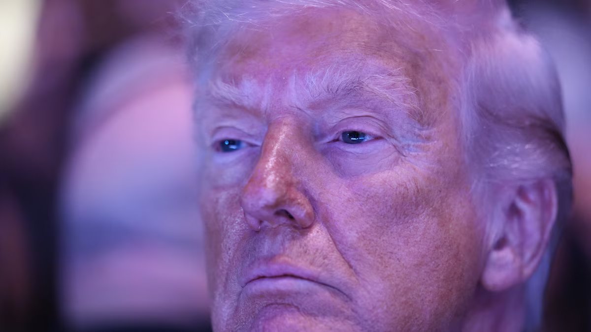 A imagem sugestiva que Trump compartilhou online no meio de uma briga com o Papa