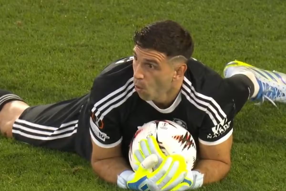 A impressionante defesa de Dibu Martinez pelo Aston Villa contra o Nottingham Forest na Liga Europa.