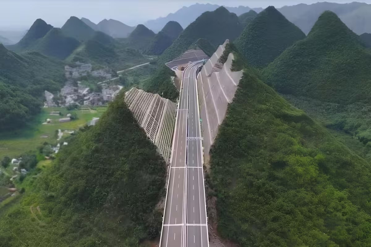 A montanha foi cortada ao meio para fazer uma rodovia