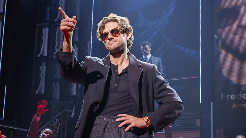 A poderosa canção de Aaron Tveit, “Pity The Child”, do “Chess” da Broadway, está tocando agora. Ouça agora! | Aaron Tveit, Broadway, Xadrez | Notícias e fofocas sobre celebridades | Entretenimento, fotos e vídeos