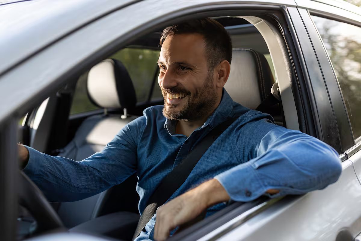 A psicologia diz que as pessoas que dirigem com os cotovelos para fora do carro são confiantes demais para dirigir.
