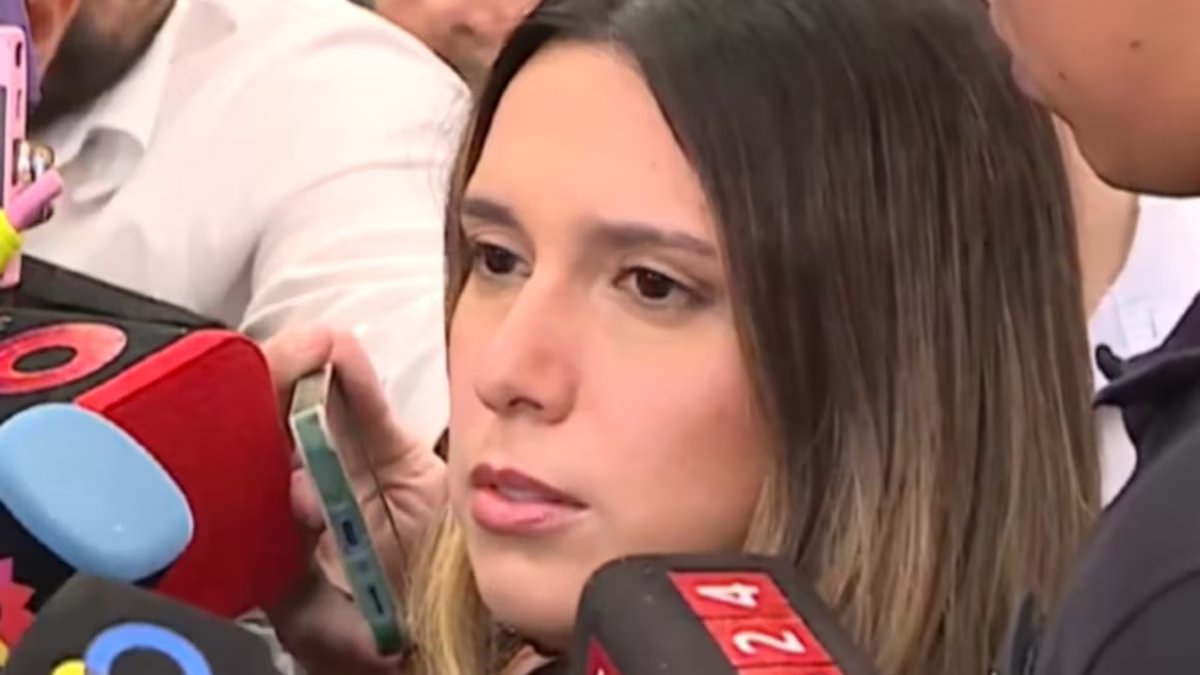 Agostina Paes, advogada acusada de racismo, chegou ao país após dois meses no Brasil