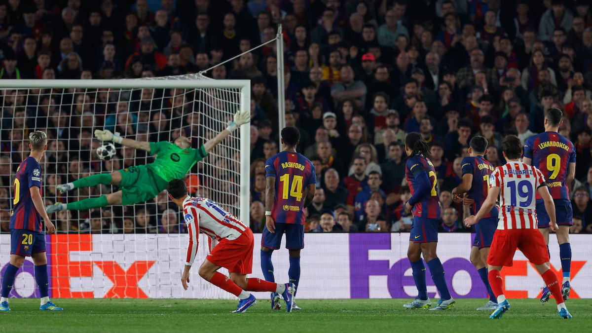 Alvarez e sua técnica de marcar gols em cobranças de falta. Do goleador do 20º tempo contra a Colômbia ao modelo de Messi