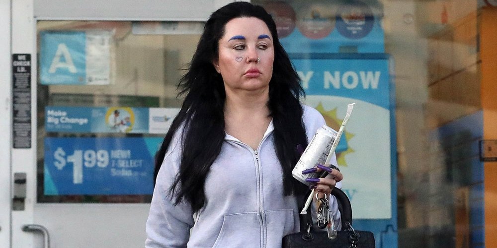 Amanda Bynes estreia novo visual ousado com cabelos escuros e sobrancelhas azuis | Amanda Bynes, fotos espontâneas | Notícias e fofocas sobre celebridades | Entretenimento, fotos e vídeos