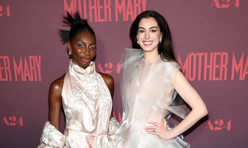 Anne Hathaway e Michaela Coel usam moda feroz na estreia do tapete vermelho de ‘Mother Mary’ em Nova York! | Alba Baptista, Anne Hathaway, David Lowery, FKA Twigs, Michaela Coel, mãe maria | Notícias e fofocas sobre celebridades | Entretenimento, fotos e vídeos