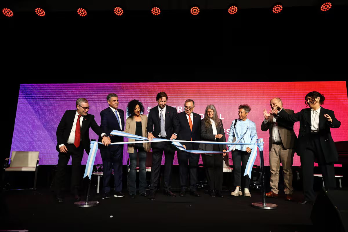 Assobios, reclamações e tensão na abertura da Feira do Livro de 2026