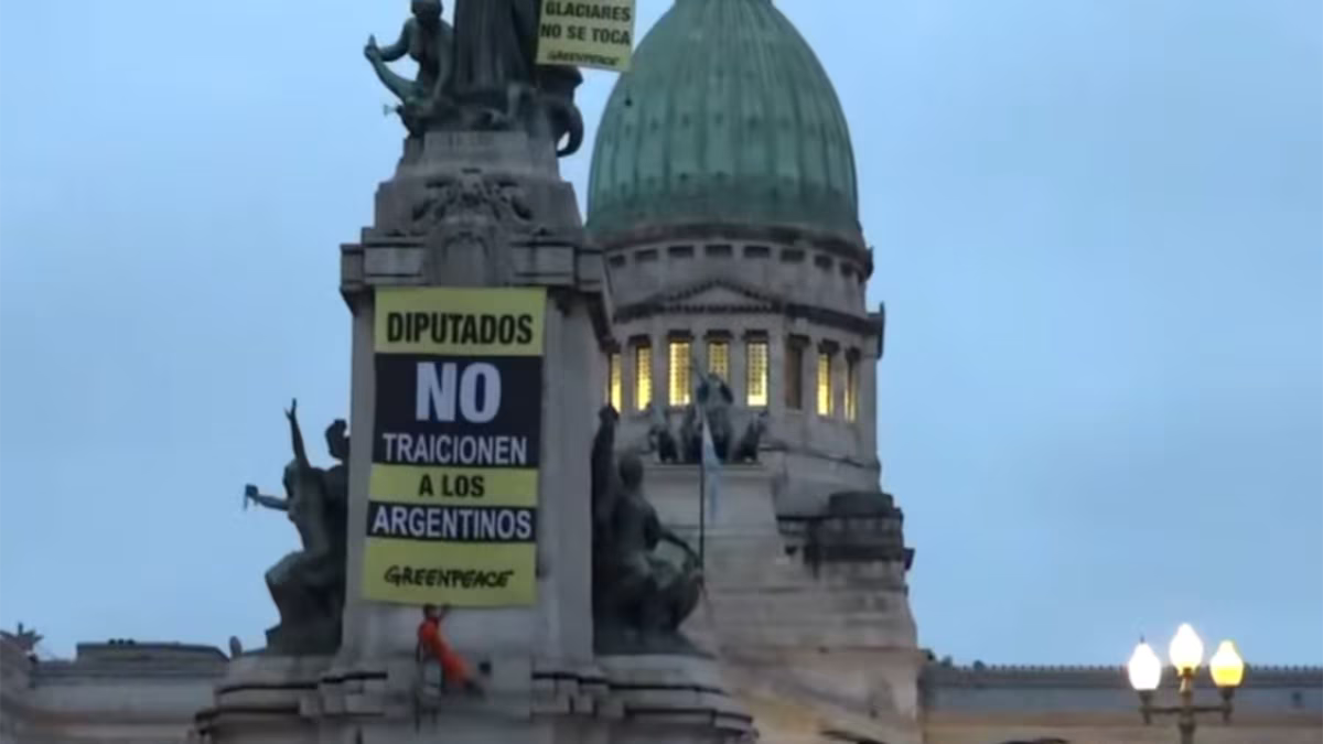Ativistas do Greenpeace escalaram dois monumentos do Congresso, rejeitando a reforma da Lei das Geleiras
