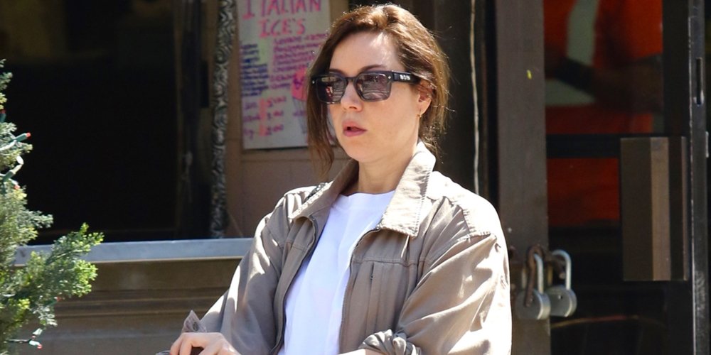 Aubrey Plaza mostra chá de bebê crescente em top cropped em Nova York | Aubrey Plaza fotos espontâneas de celebridades grávidas | Notícias e fofocas sobre celebridades | Entretenimento, fotos e vídeos