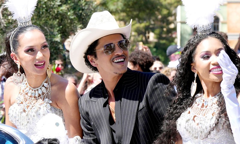 Bruno Mars, homenageado com desfile em Las Vegas e rua renomeada em sua homenagem! | Anderson .Paak, Bruno Mars | Notícias e fofocas sobre celebridades | Entretenimento, fotos e vídeos