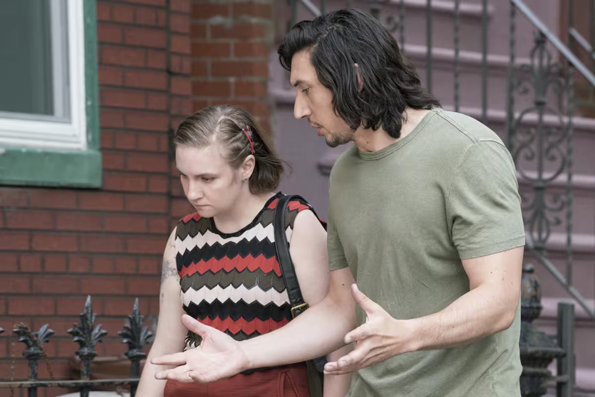 Cena de sexo violento e uma cadeira jogada contra a parede. Lena Dunham revelou os detalhes de seu complicado relacionamento com Adam Driver.