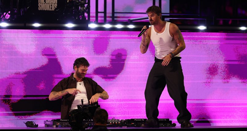 Chainsmokers atuam entre os jogos na Final Four da NCAA e obtêm reações mistas da multidão | Alex Pall, Andrew Taggart, fotos de eventos, música, The Chainsmokers | Notícias e fofocas sobre celebridades | Entretenimento, fotos e vídeos