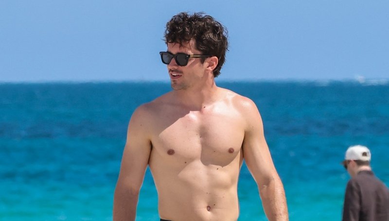 Charles Leclerc chega à praia em Miami com sua esposa Alexandra Saint Mleux antes do fim de semana de F1 | Alexandra Saint Mleux, Biquíni, Animais de Estimação Celebridades, Charles Leclerc, Sem Camisa | Notícias e fofocas sobre celebridades | Entretenimento, fotos e vídeos