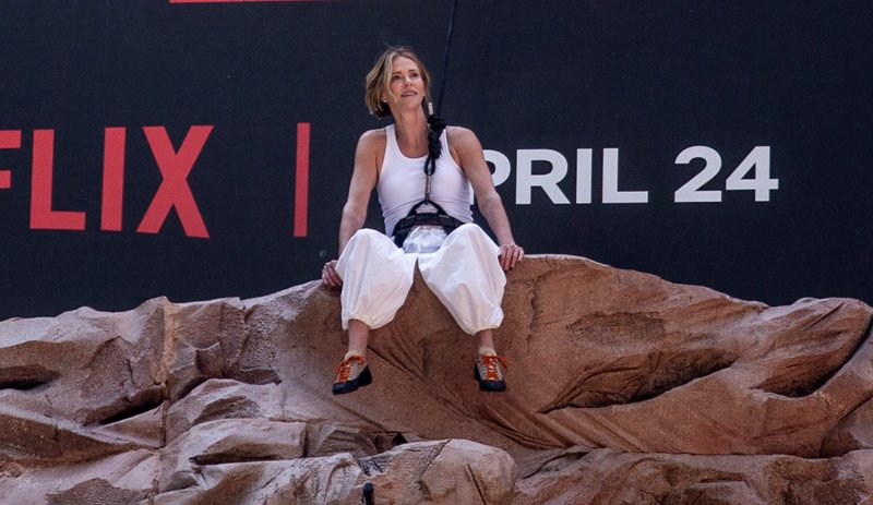 Charlize Theron escala um muro de pedra acima da Times Square para promover o filme ‘APEX’ | Apex, fotos espontâneas, Charlize Theron, filmes, Netflix | Notícias e fofocas sobre celebridades | Entretenimento, fotos e vídeos