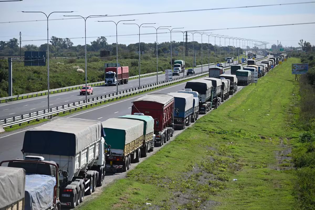 Colheita recorde. uma enxurrada de caminhões chega aos portos de Gran Rosario