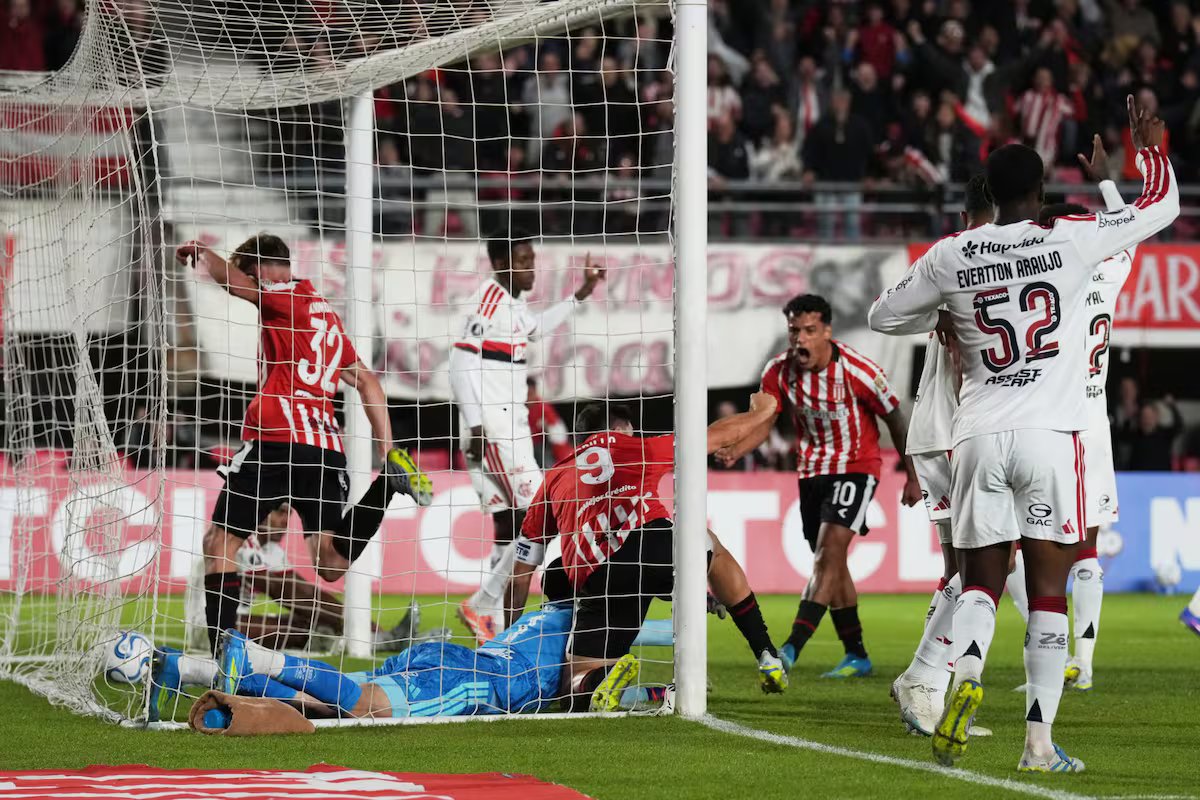 Com a marca do eterno artilheiro, o Estudiantes empatou com o atual campeão da Copa Libertadores.