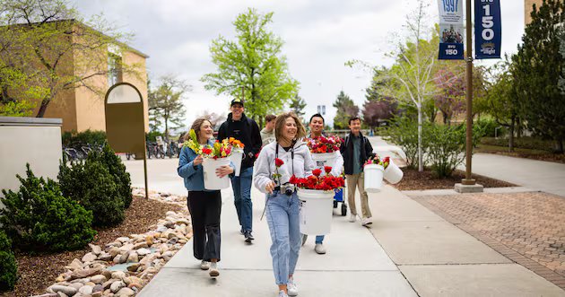 Como esses alunos da BYU estão espalhando alegria – uma flor de cada vez – Deseret News