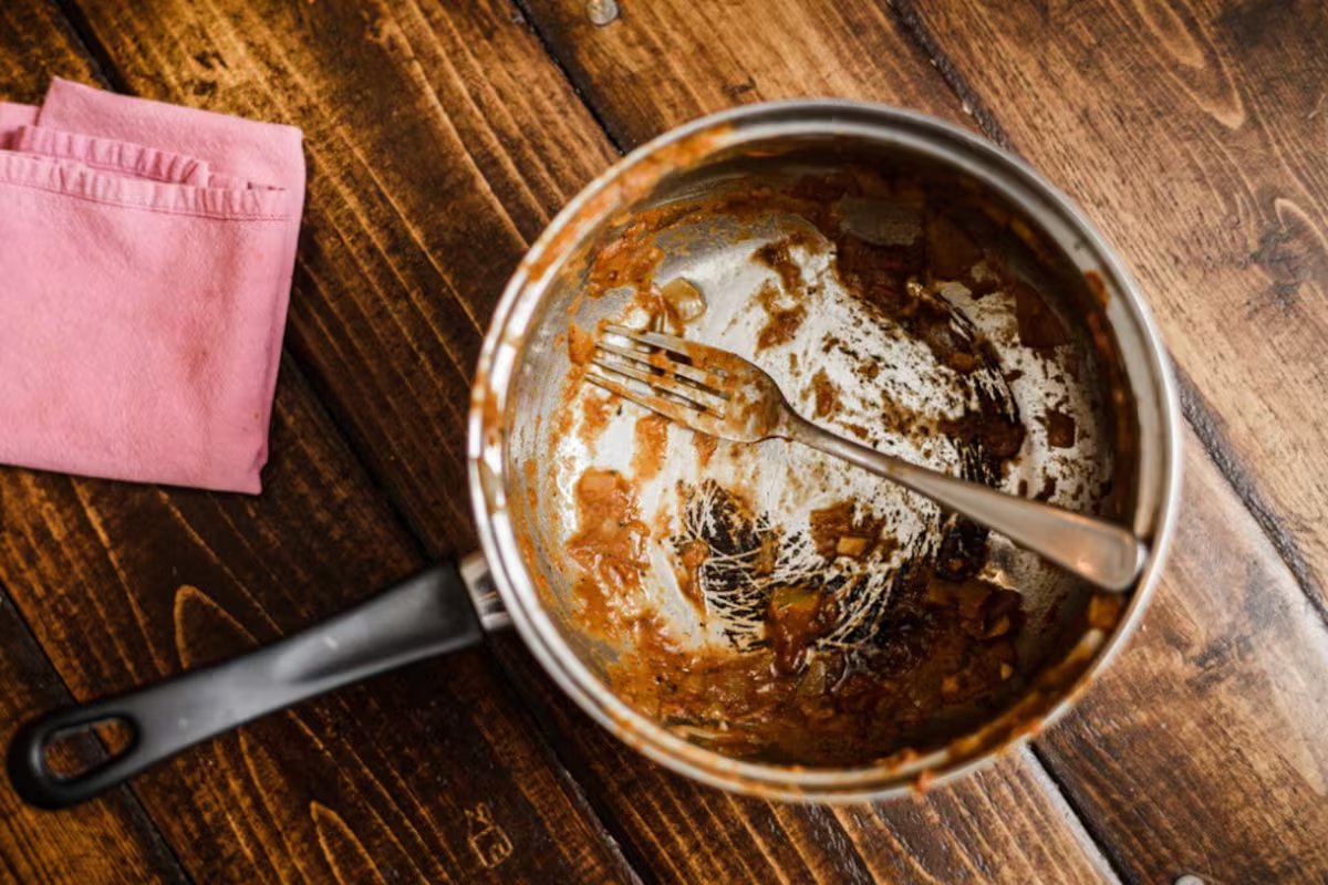 Como limpar uma frigideira antiaderente queimada sem arranhá-la?