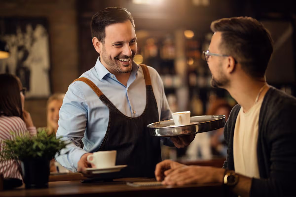 Como o aumento do salário mínimo afetou os trabalhadores de restaurantes na Califórnia, de acordo com um relatório