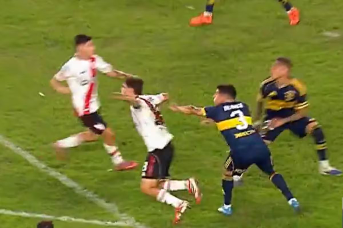 Controvérsias River x Boca. Desde um pênalti marcado pelo VAR e um (não) amarelo para Rivero até uma reclamação final por faltas. Martinez Quarta
