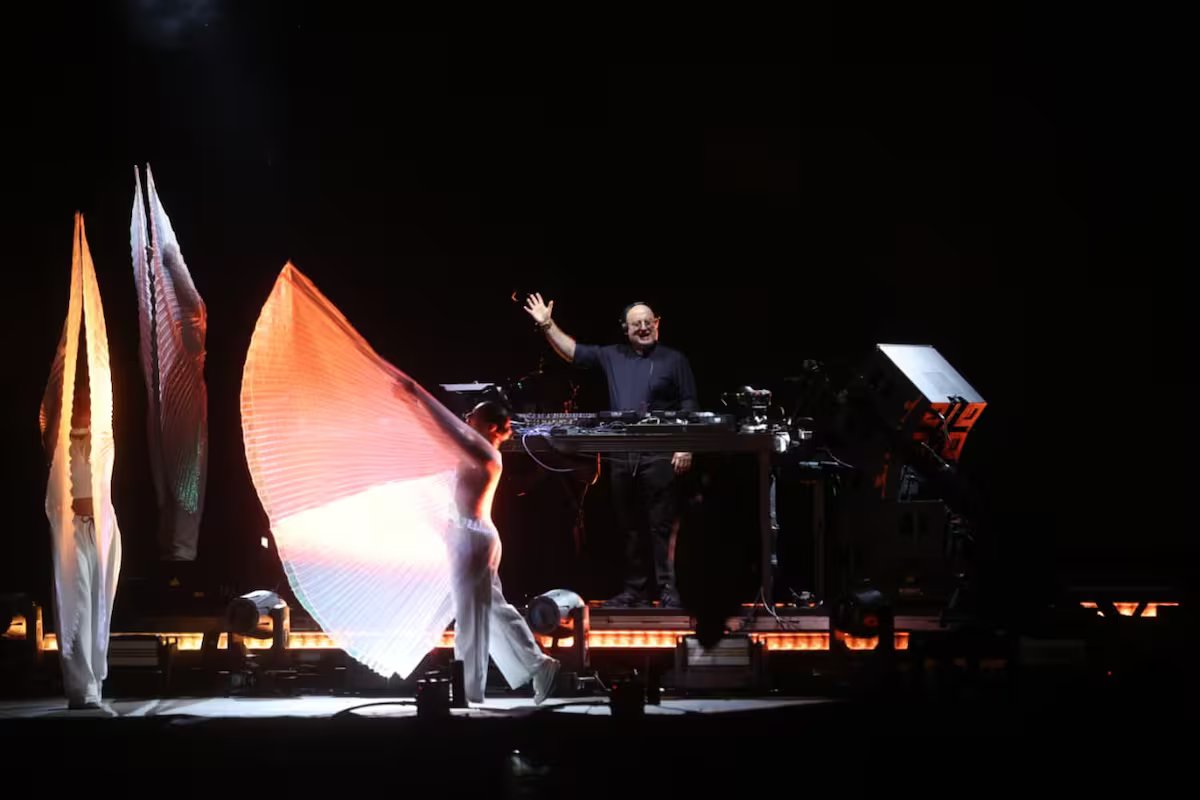 “DJ Priest” fez show na Plaza de Mayo com música eletrônica e orações em memória do Papa Francisco