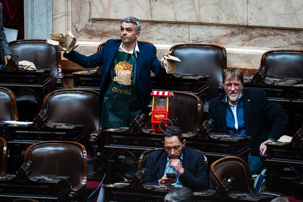 Da máquina de pipoca ao aloe vera de Bregman. pérolas da sessão com o relatório de gestão da Adorni