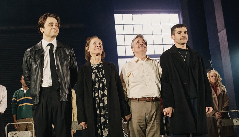 Dê uma olhada por dentro de ‘Death of a Salesman’ na celebração da noite de abertura da Broadway! | Alessandro Nivola, Aubrey Plaza, Ben Ahlers, Broadway, Christopher Abbott, Dan Levy, David Burtka, Hamish Linklater, Jack Falahee, Jerrod Carmichael, Joaquin Consuelos, John Slattery, Julianne Nicholson, Kelly Ripa, Kiernan Shipka, Laurie Metcalf, Lily Rabe, Patrick Laurie, Mark Consuelos | Notícias e fofocas sobre celebridades | Entretenimento, fotos e vídeos
