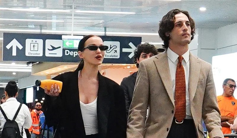 Dove Cameron flagrada chegando ao aeroporto de Roma com o noivo Damiano David | Damiano David, Dove Cameron | Notícias e fofocas sobre celebridades | Entretenimento, fotos e vídeos