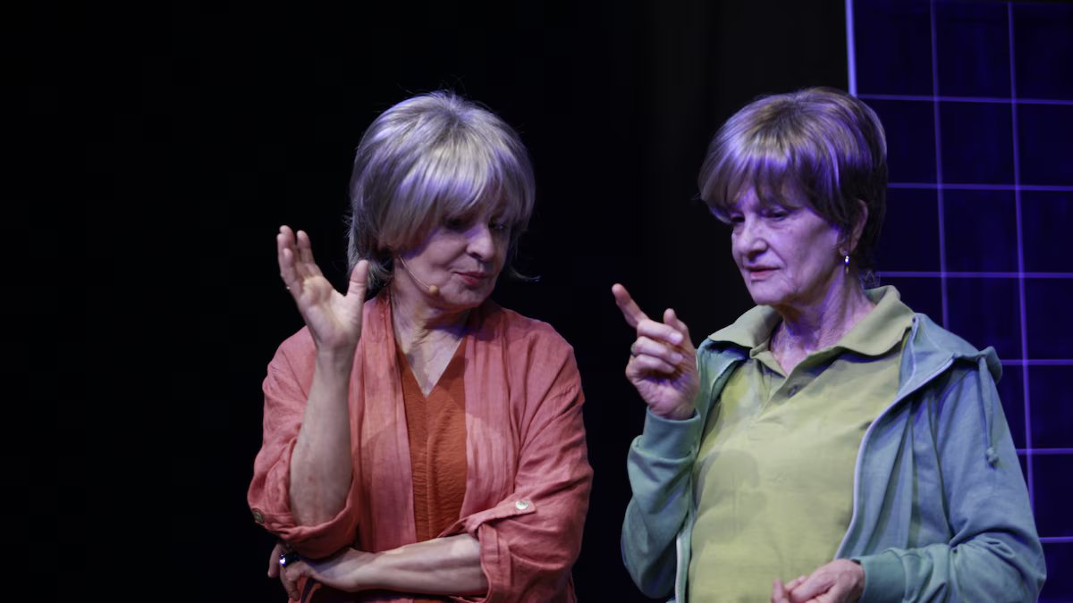 Duas mulheres na casa dos 80 anos, humor e uma visão esperançosa da vida