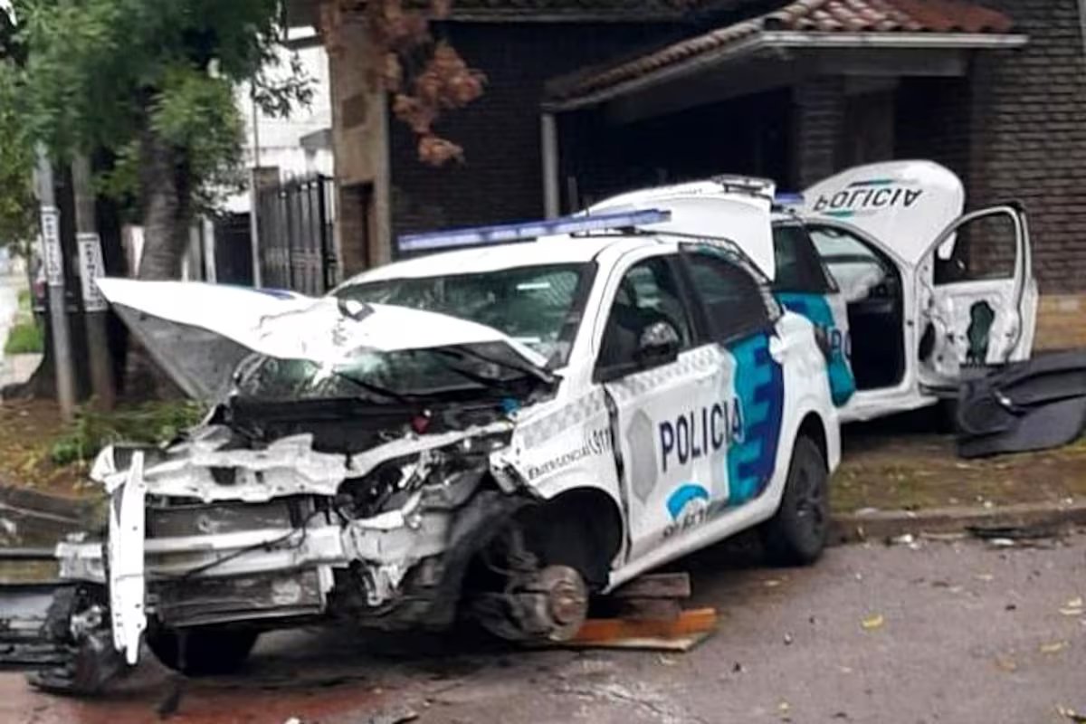 Duas viaturas que perseguiam cinco criminosos que invadiram José Leon Suarez colidiram.