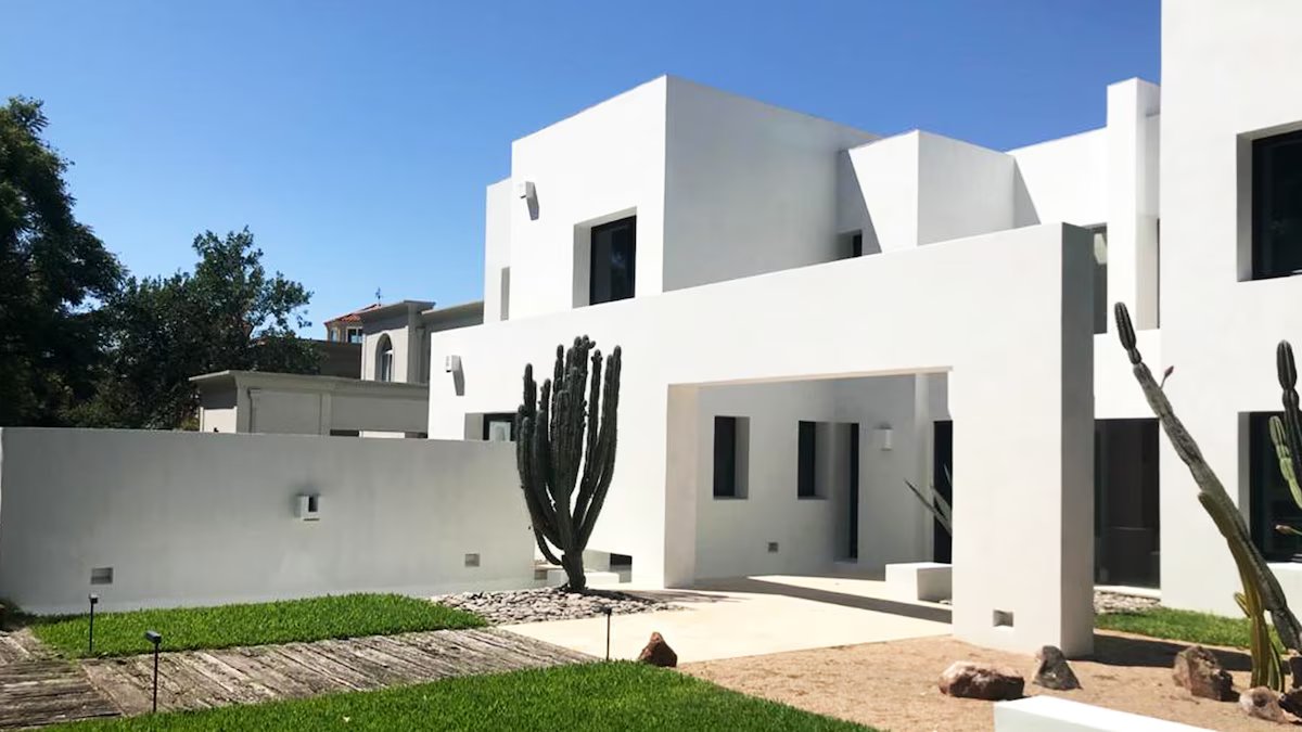 É quanto custa pintar uma casa inteira de 100 metros quadrados.