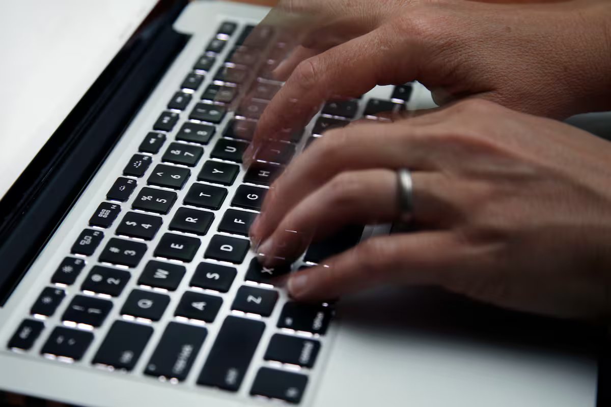 Ele chamou seu ex-companheiro de “caluniador” e “coimero” online, e a justiça o condenou a pagar 30 milhões de dólares.