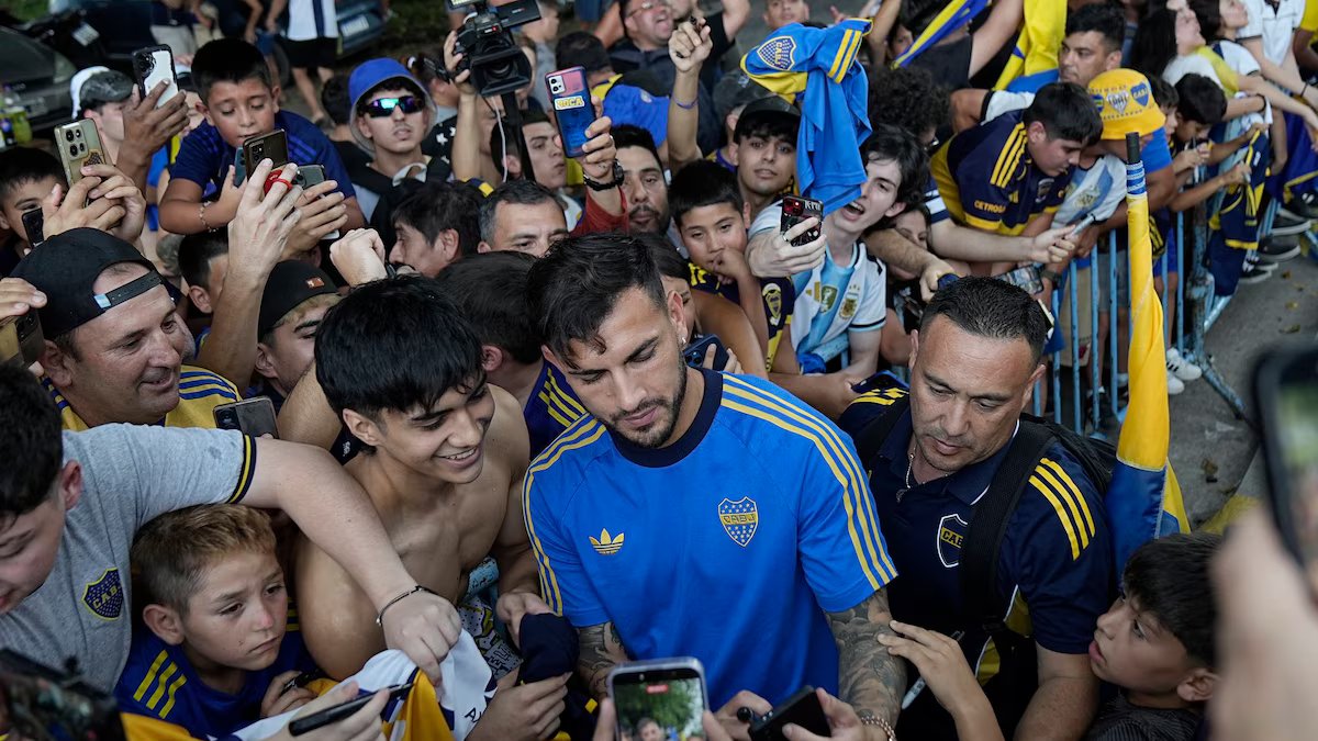 Ele foi o segundo jogador mais jovem a estrear pelo Boca, mas só disputaria sua primeira Libertadores aos 31 anos.