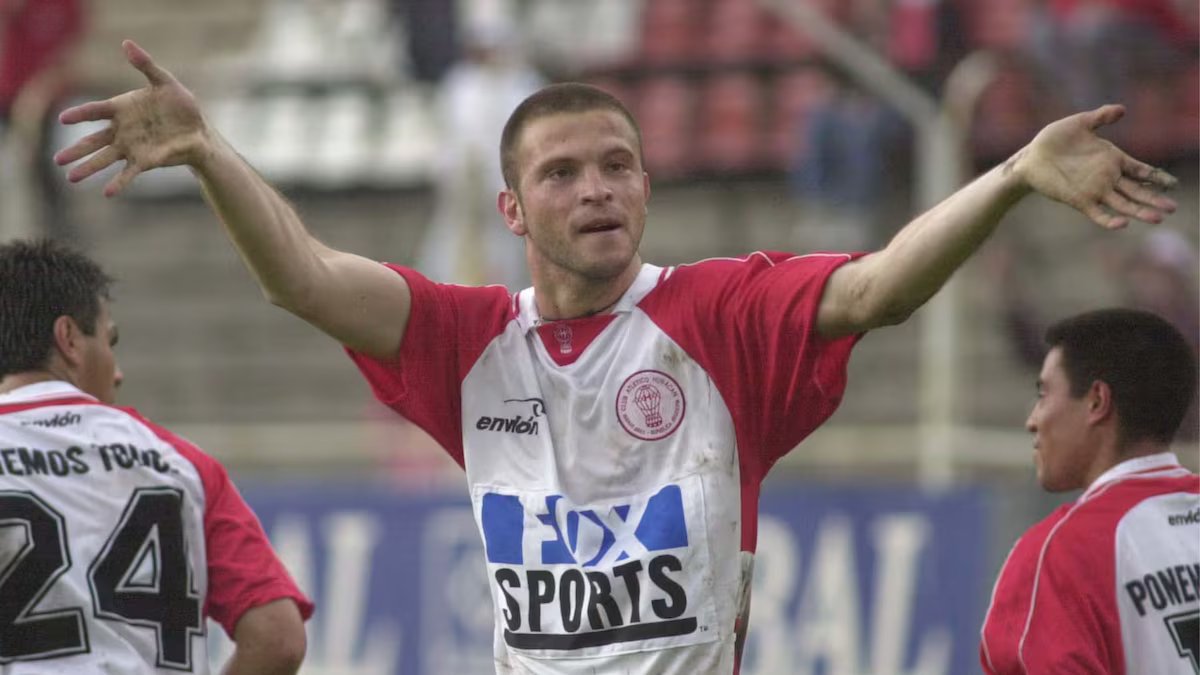 Ele já jogou no Huracán e em outros clubes argentinos e agora pede trabalho pelas redes sociais. “Precisamos do dinheiro de ontem”